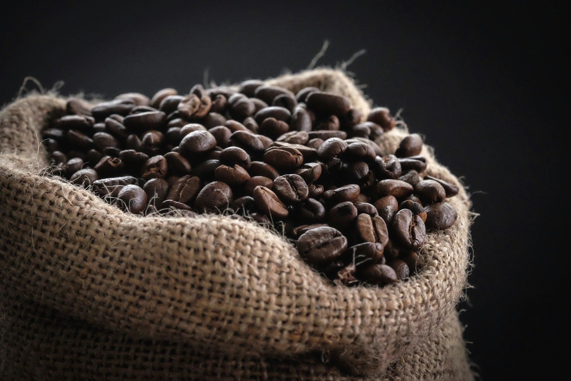 Kaffebønner i jutesæk