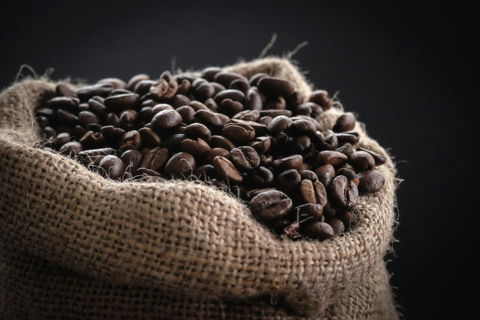 Kaffebønner i jutesæk