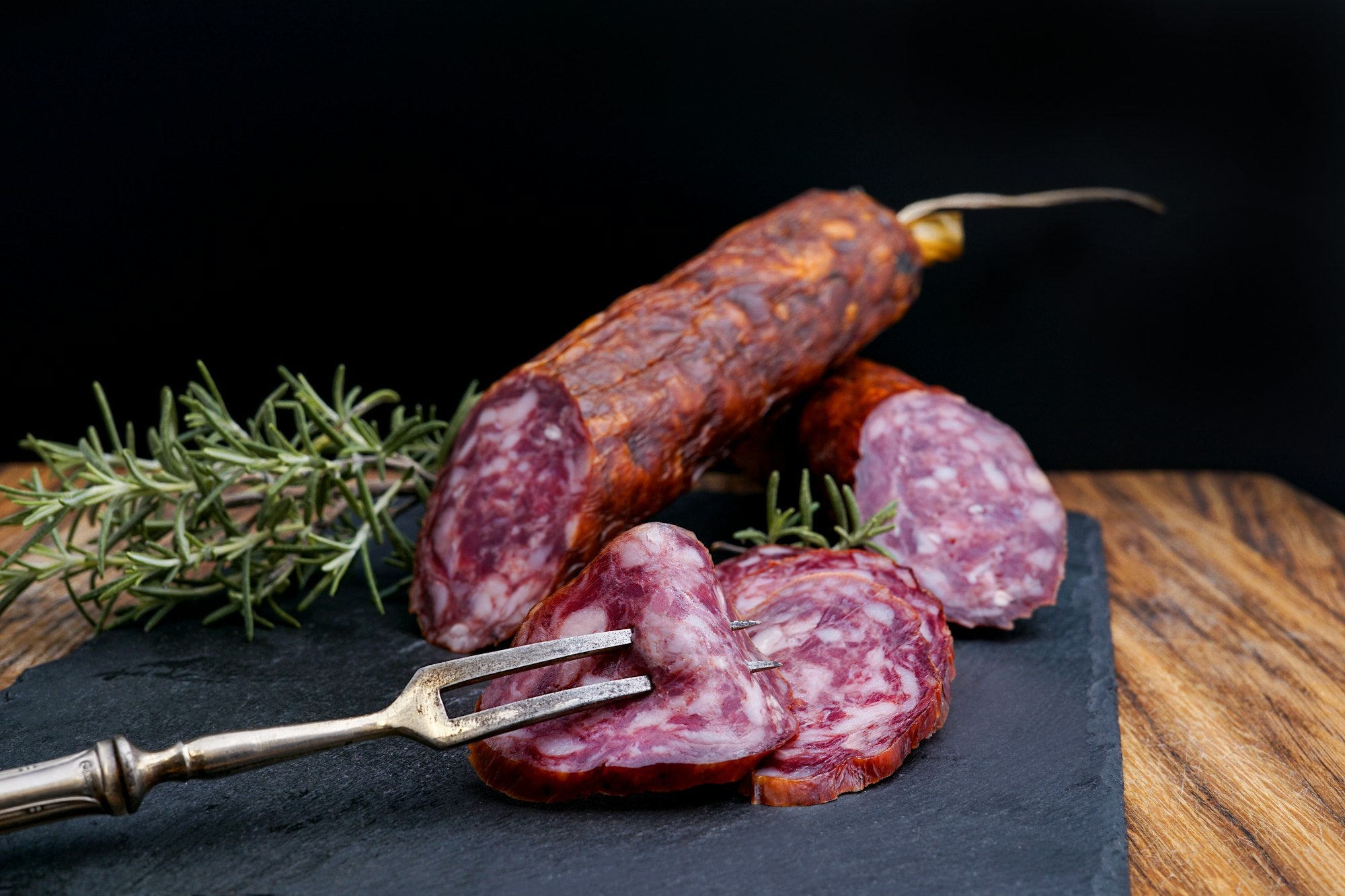 Spegepølse i skiver med rosmarin