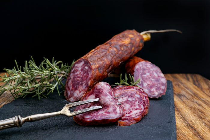 Spegepølse i skiver med rosmarin
