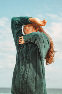 Kvinde i grøn oversize sweater