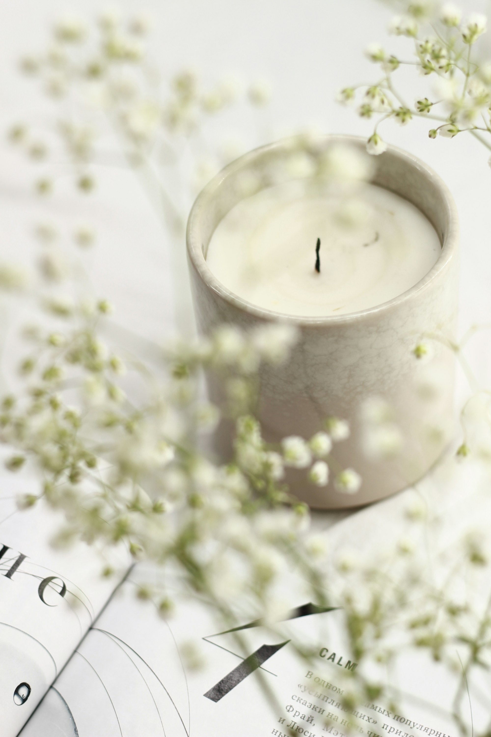 Hvidt bloklys med tørrede blomster