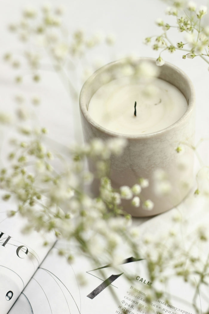 Hvidt bloklys med tørrede blomster