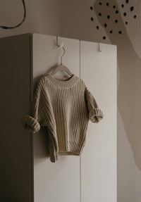 Brun strikket cardigan på bøjle