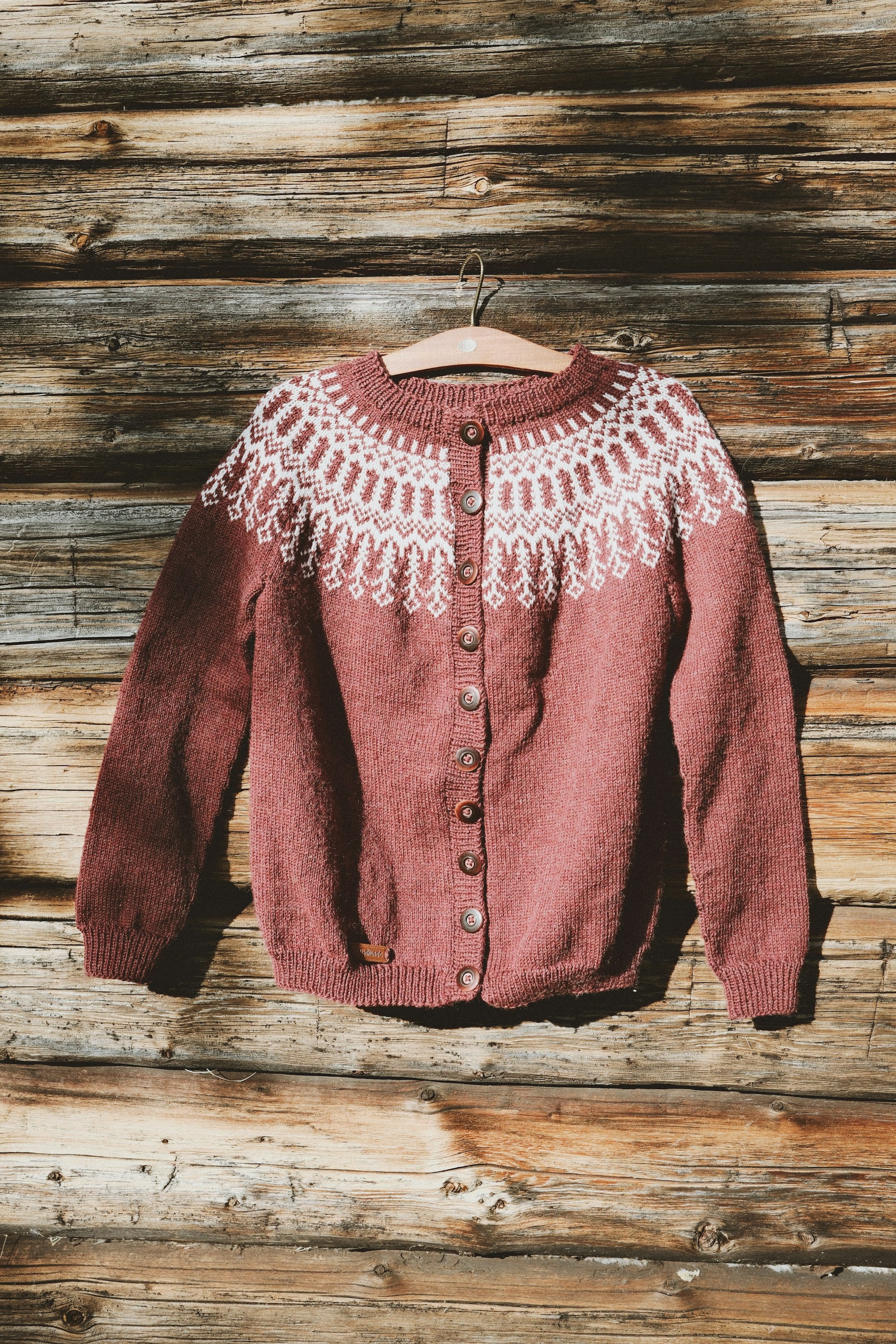 Rosé islandsk sweater med mønster
